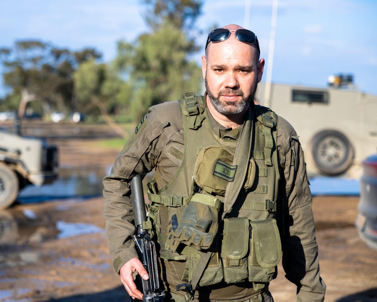 מושיקו מוסקוביץ, מנכ"ל עמותת נחמה והצלה לישראל, במהלך פעילות התנדבותית