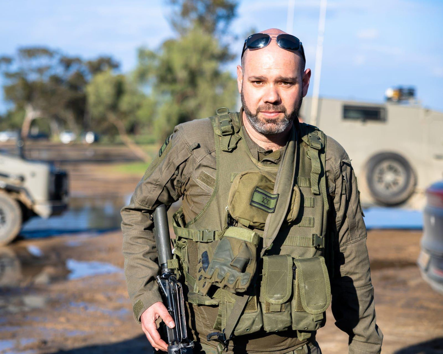 מושיקו מוסקוביץ, מנכ"ל עמותת נחמה והצלה לישראל, במהלך פעילות התנדבותית